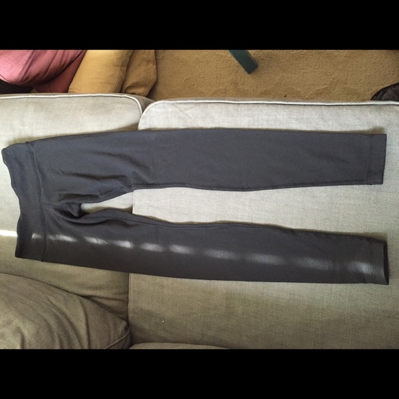 Lululemon Black Wunder Under leggings Size 4 - Picture 2 of 2