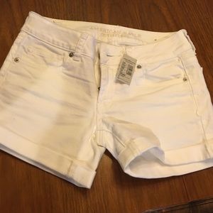 White denim American Eagle shorts