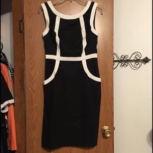 Black and white dress w pockets.