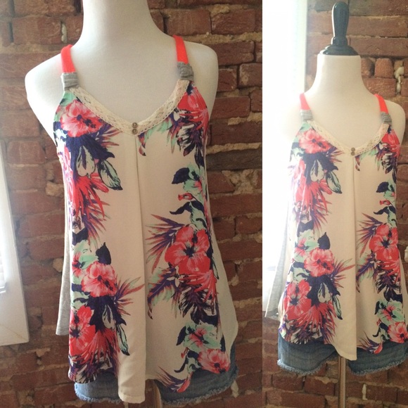 Rewind  Tops - NEW 🎉Floral Tank Top