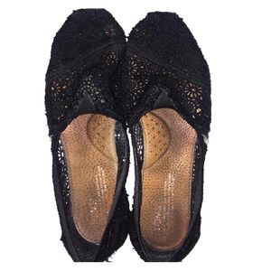 Black lace toms