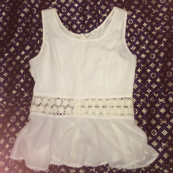 Off white peplum daisy band top