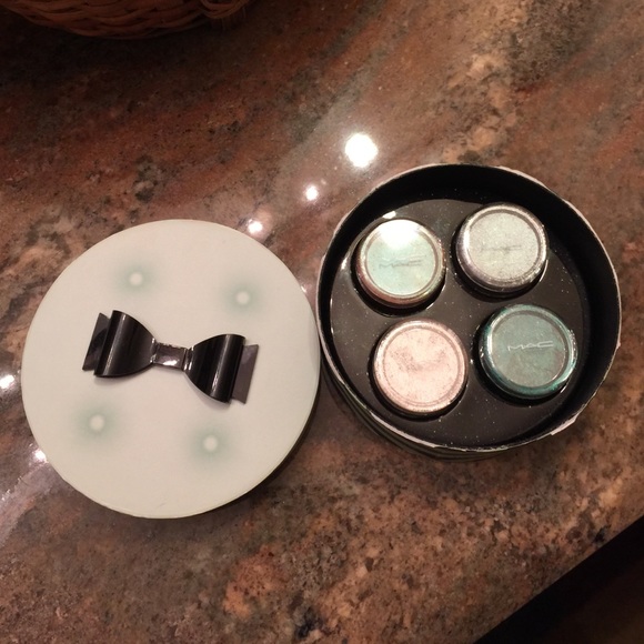 MAC PIGMENTS HOLIDAY COLLECTION