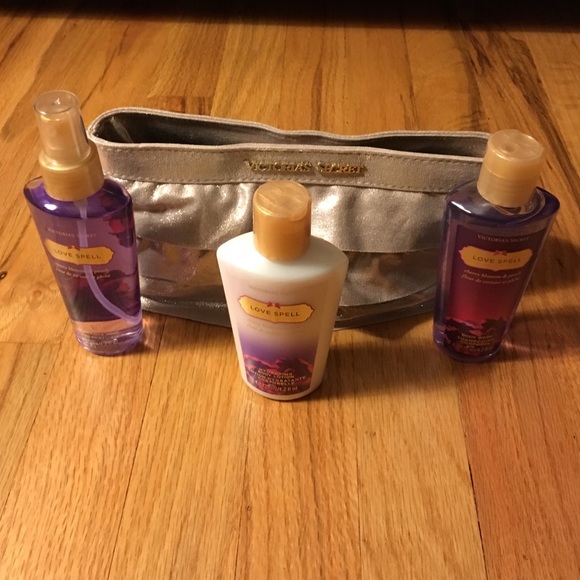 BRAND NEW VICTORIA'S SECRET GIFT SET