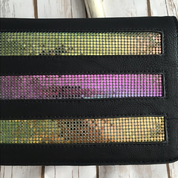 Iridescent lines clutch - Picture 2 of 4