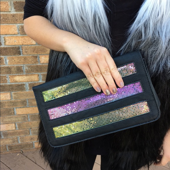 Iridescent lines clutch - Picture 3 of 4