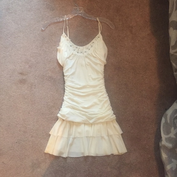 BCBG cream fitted dress - Picture 1 of 4