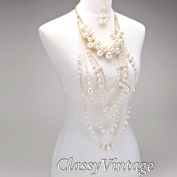 Boutique Jewelry - Two necklaces and earring set!