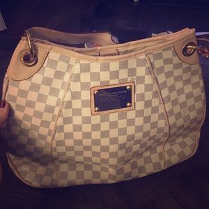 Women's fashion handbag!