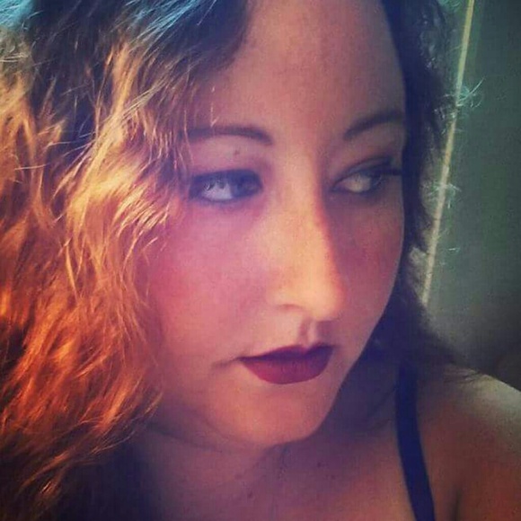 Meet your Posher, Courtney - Picture 2 of 3