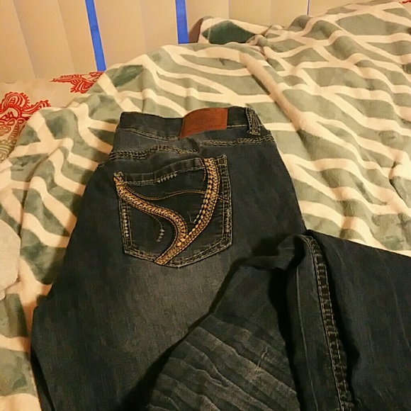 Ariya Distressed jeans