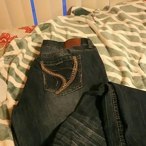 Ariya Distressed jeans