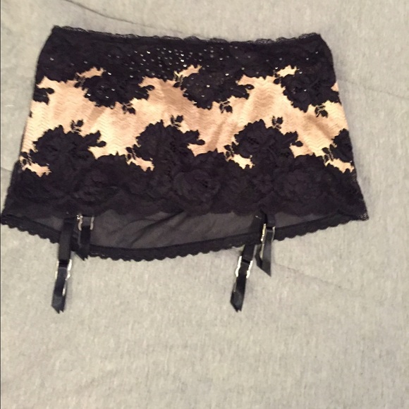 VS Flower Garter