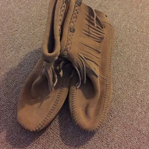 Minnetonka Back Zip Ankle Boot size 6