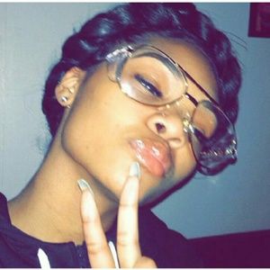 Meet your Posher, Joi