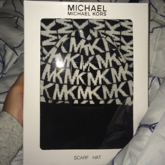 MICHAEL KORS hat and scarf set.