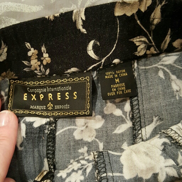 Donated Express  floral button front skirt.Sz M - Picture 3 of 3
