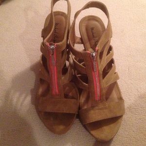 Scrappy tan wedges