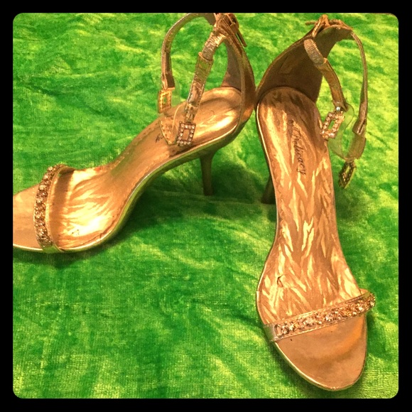 Gorgeous gold high heel shoes 👡