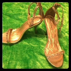 Gorgeous gold high heel shoes 👡