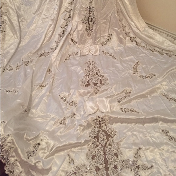 White beaded wedding gown with long tail - Picture 3 of 4