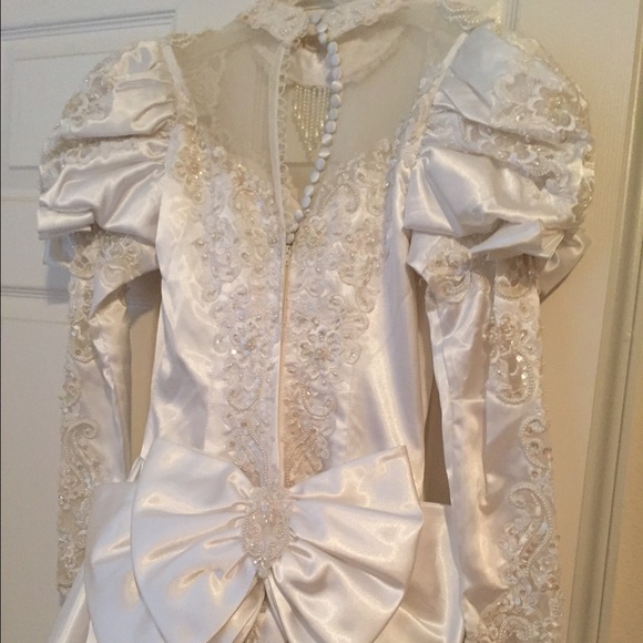 White beaded wedding gown with long tail - Picture 4 of 4