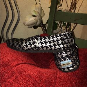 Women's TOMS ,Silver/black slip on flats sz 8