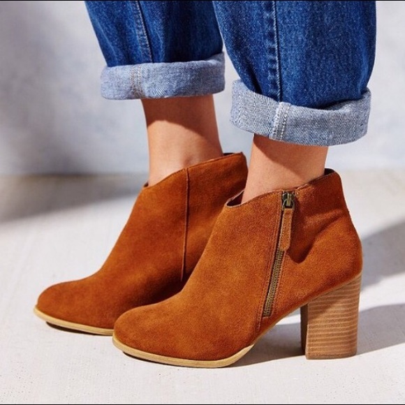 Urban Outfitters Shoes - Ecote short suede boot