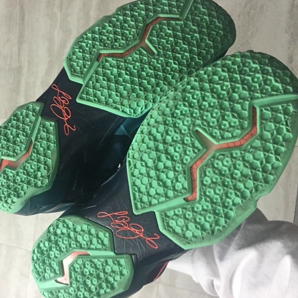 Athletic_Shoes