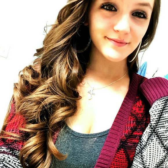 Meet your Posher, Kayla - Picture 2 of 4