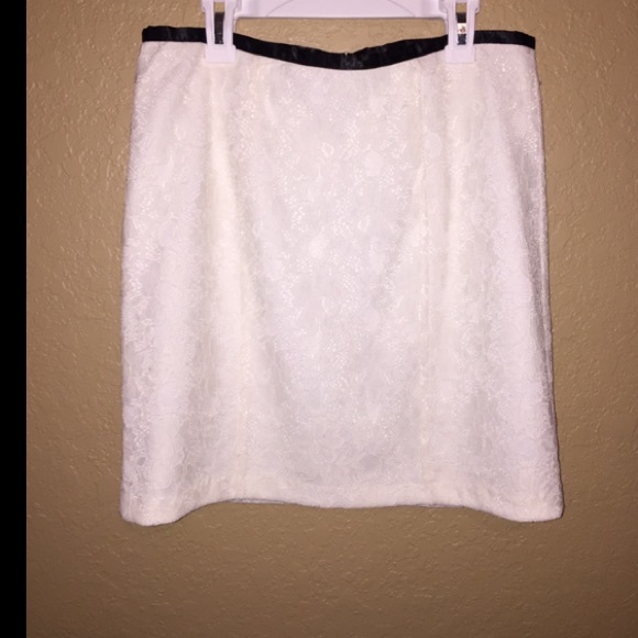 Forever 21 White lace skirt
