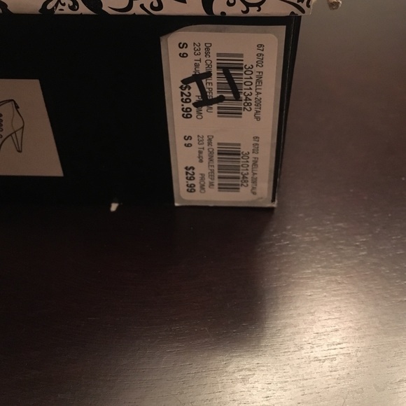 ⚜Charlotte Russe Luxe Crinkle peep toe heel⚜ - Picture 2 of 2