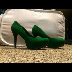 Emerald green pumps