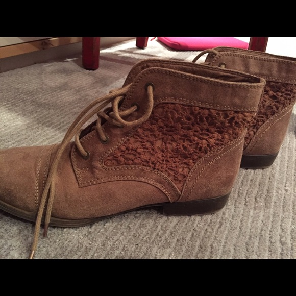 SHORT BROWN KNIT COMBAT BOOTS!!