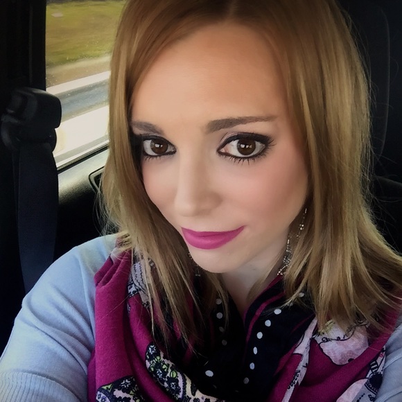 Meet your Posher, Caitlin