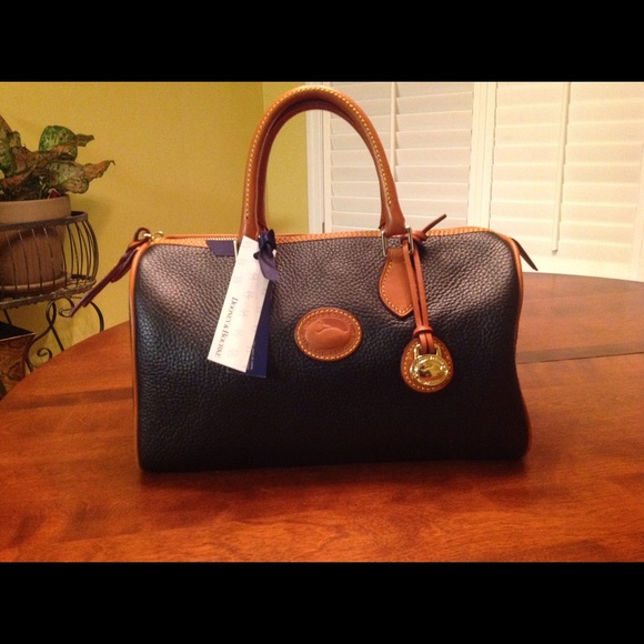 Dooney & Bourke Handbags - FLASH SALE Dooney & bourke all weather leather bag