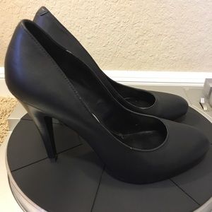 Jessica Simpson black pumps