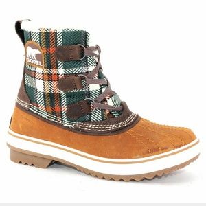 Sorel green plaid snow boats