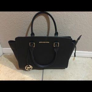 Black purse (handbag)