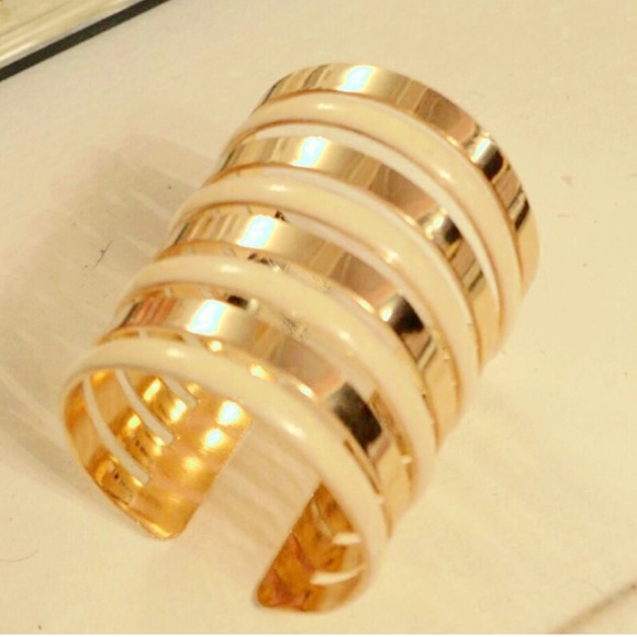 Stunning gold bracelet with ivory detail