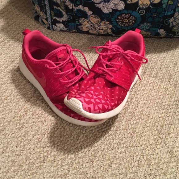 Nike Shoes - Nike Roshe