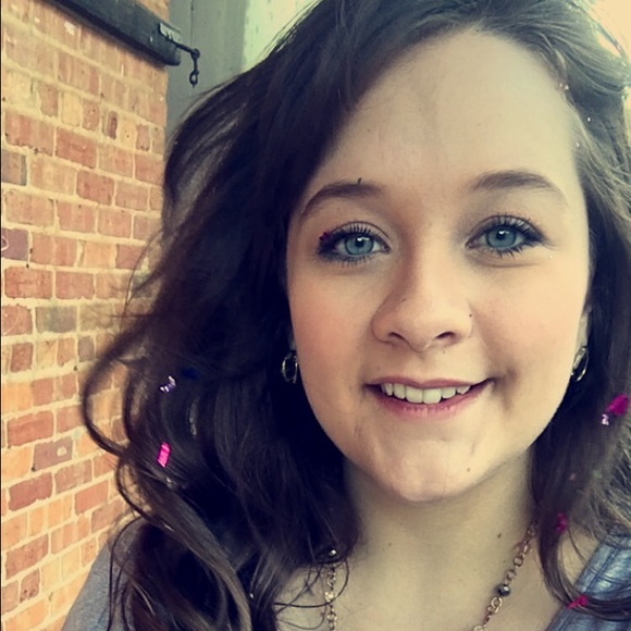 Meet your Posher, Alexandra - Picture 3 of 3