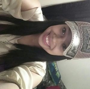 Meet your Posher, Carolina