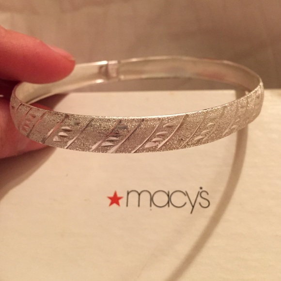 Delicate Sterling Silver Macy's bangle bracelet ✨