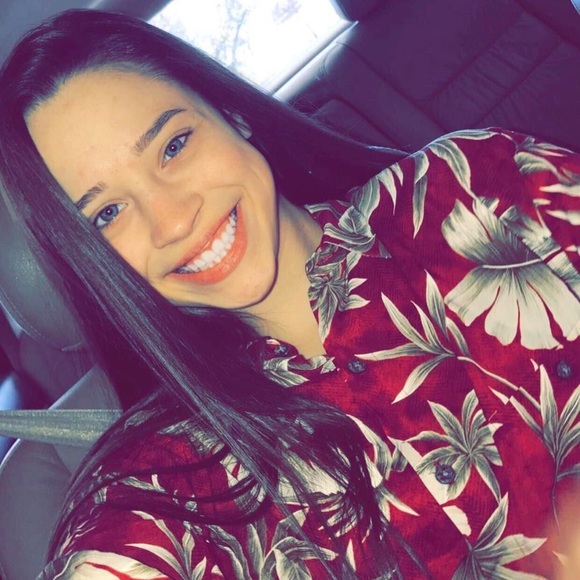 Meet your Posher, Cara - Picture 1 of 2