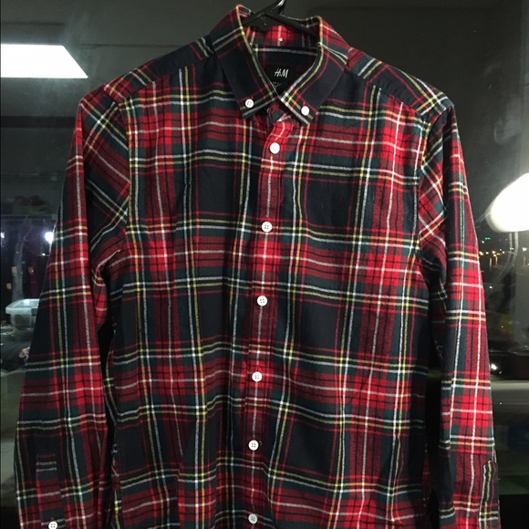 MENS FLANNEL SIZE SMALL. FITS LIKE MEDIUM.