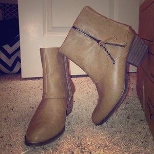 NEW Tan zip booties Size 8!!