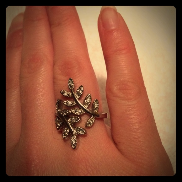 Silver leaf ring w faux diamond accent