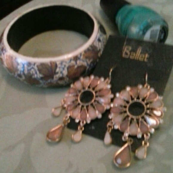 JEWELRY - Picture 2 of 2