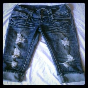 Denim capris w/ sewn in 4' cuff, 3button